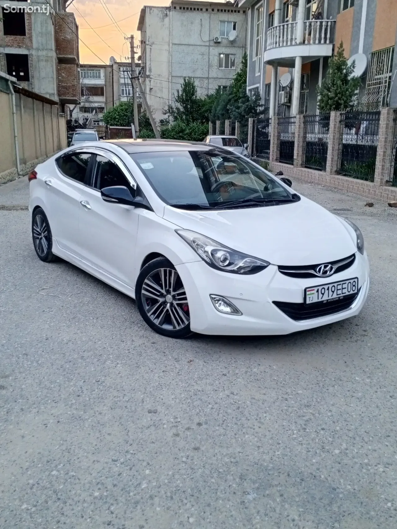 Hyundai Avante 2013 · 1.6 AT