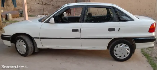 Opel Astra F 1993 · 1.6 MT