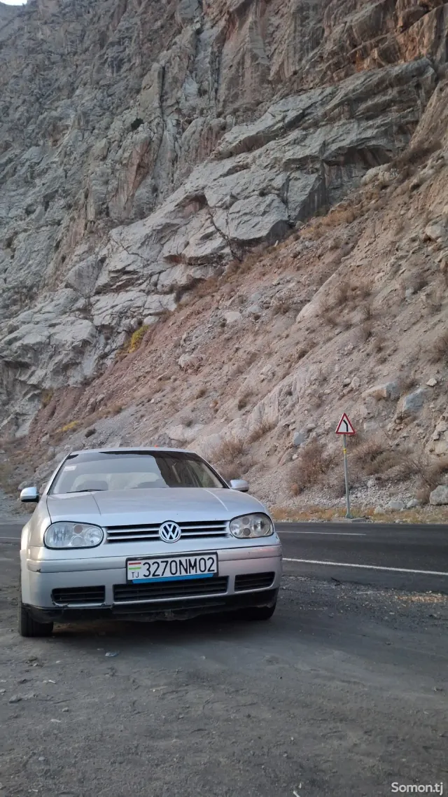Volkswagen Golf 2001 · 1.8 MT