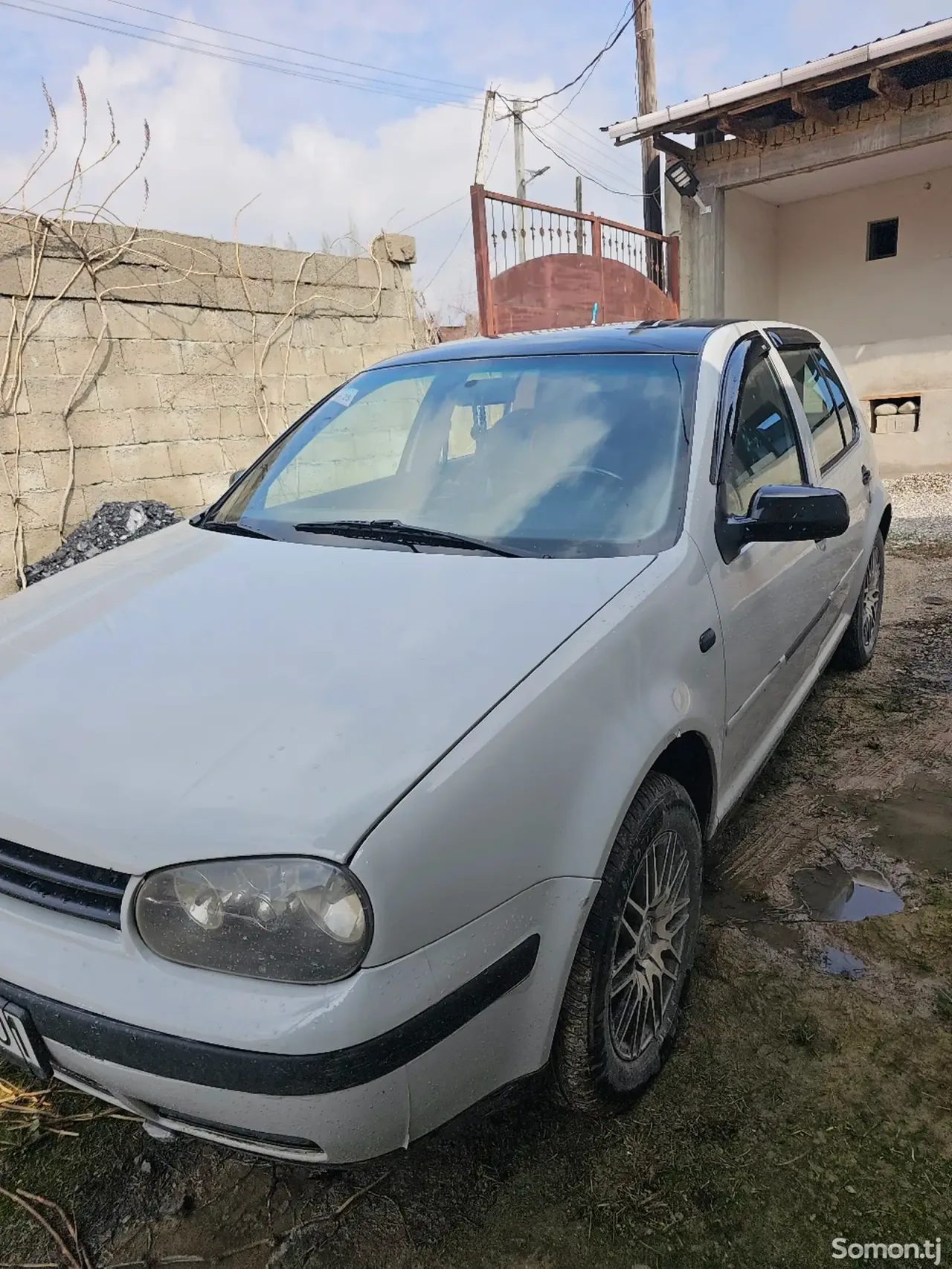 Volkswagen Golf 1999 · 1.6 MT