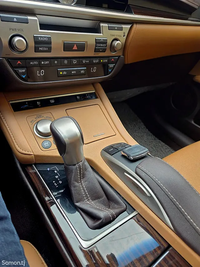 Lexus ES series 2016 · 2.5 AT