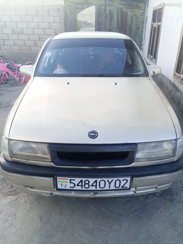 Opel Vectra A 1990 · 0.4 MT