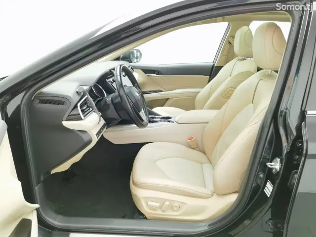 Toyota Camry 2019 · 2.5 AT