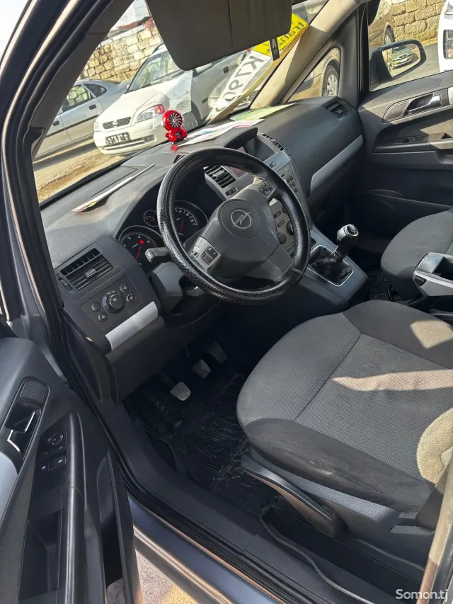 Opel Zafira 2006 · 1.9 MT