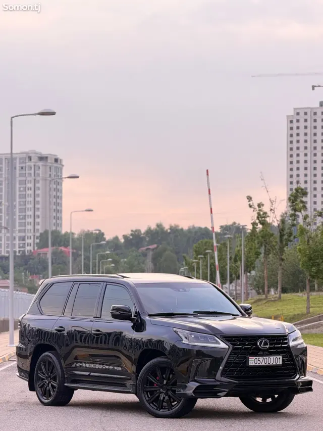 Lexus LX series 2017 · 5.7 AT