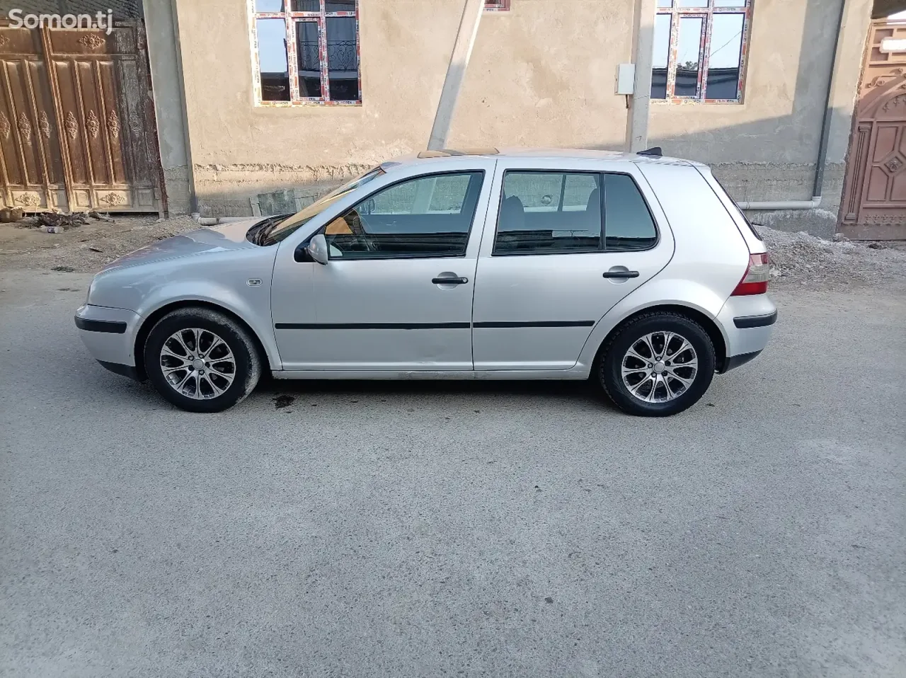 Volkswagen Golf 1998 · 1.6 MT