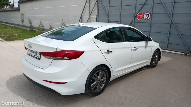 Hyundai Elantra 2017 · 2.0 AT