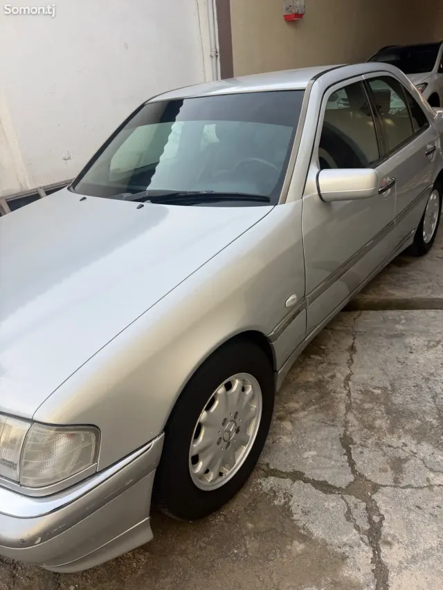 Mercedes-Benz C class 2000 · 2.3 MT