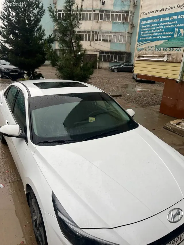 Hyundai Elantra 2023 · 2.0 AT