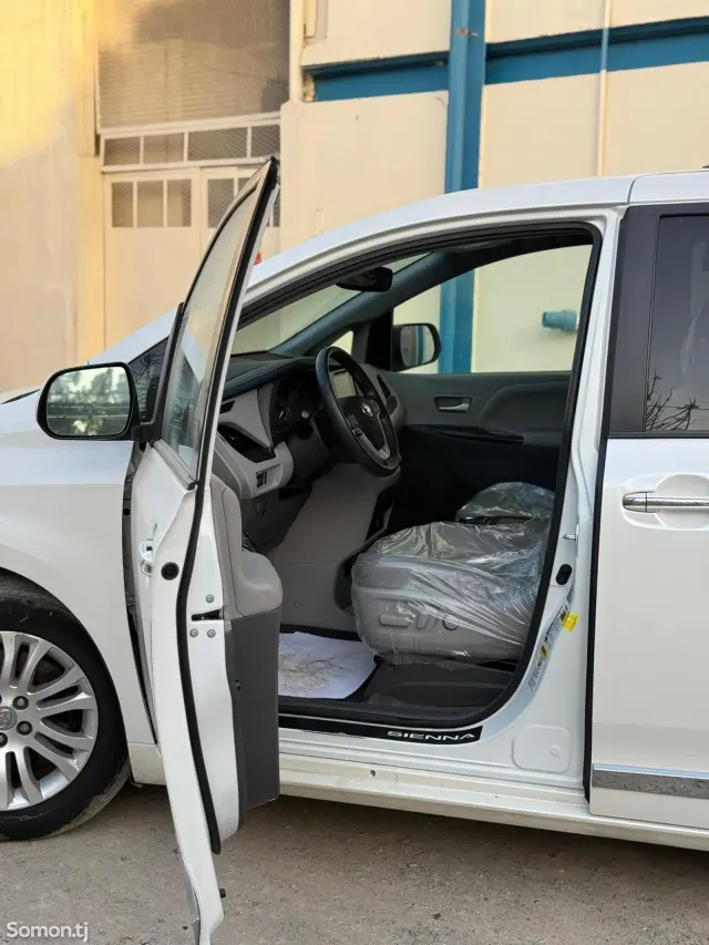Toyota Sienna 2017 · 3.5 AT