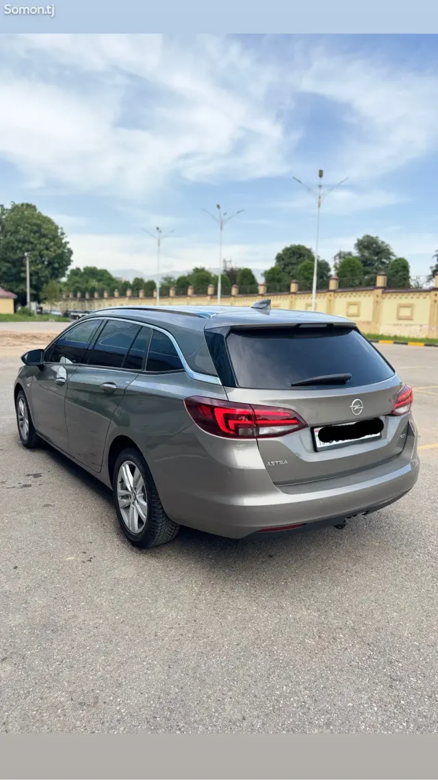 Opel Astra K 2017 · 1.6 AT