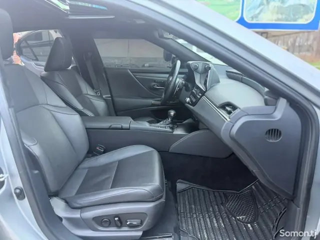 Lexus ES series 2022 · 2.5 AT