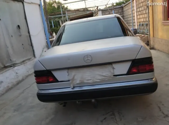 Mercedes-Benz W124 1991 · 2.0 MT