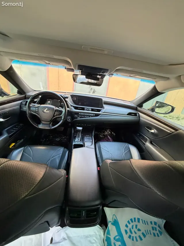 Lexus ES series 2019 · 3.0 AT