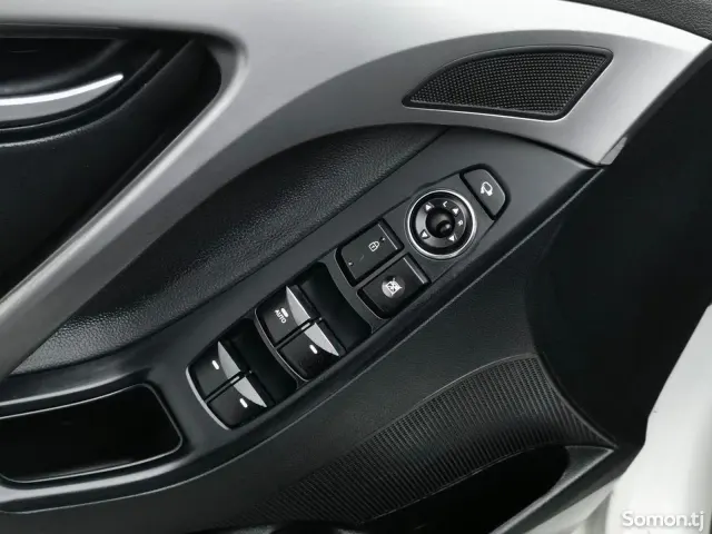 Hyundai Elantra 2015 · AT