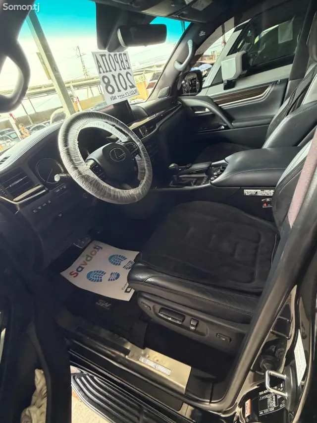 Lexus LX series 2018 · 5.7 AT