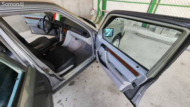 Mercedes-Benz W124 1991 · 2.0 MT