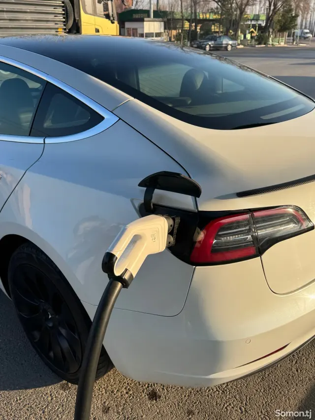 Tesla Model 3 2021 · AT