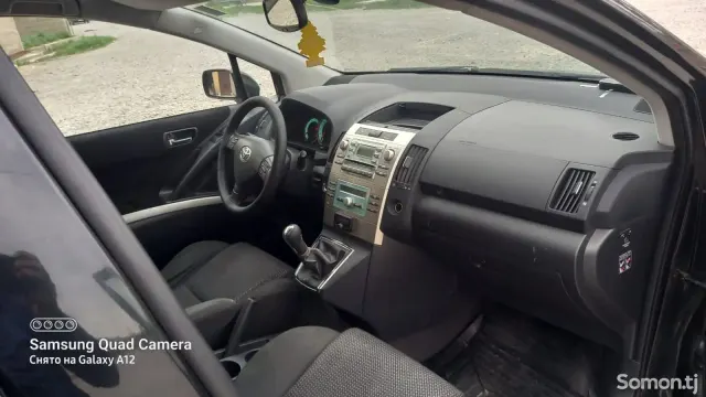 Toyota Corolla Verso 2006 · 2.2 MT