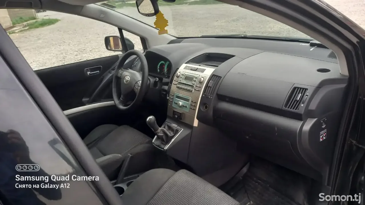 Toyota Corolla Verso 2006 · 2.2 MT