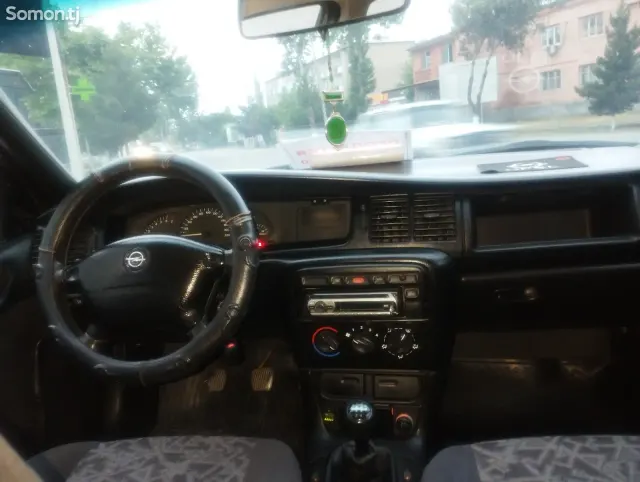 Opel Vectra B 1996 · 1.6 MT