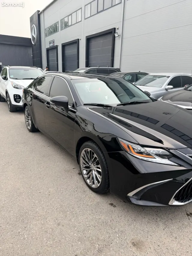 Lexus ES series 2016 · 3.5 AT