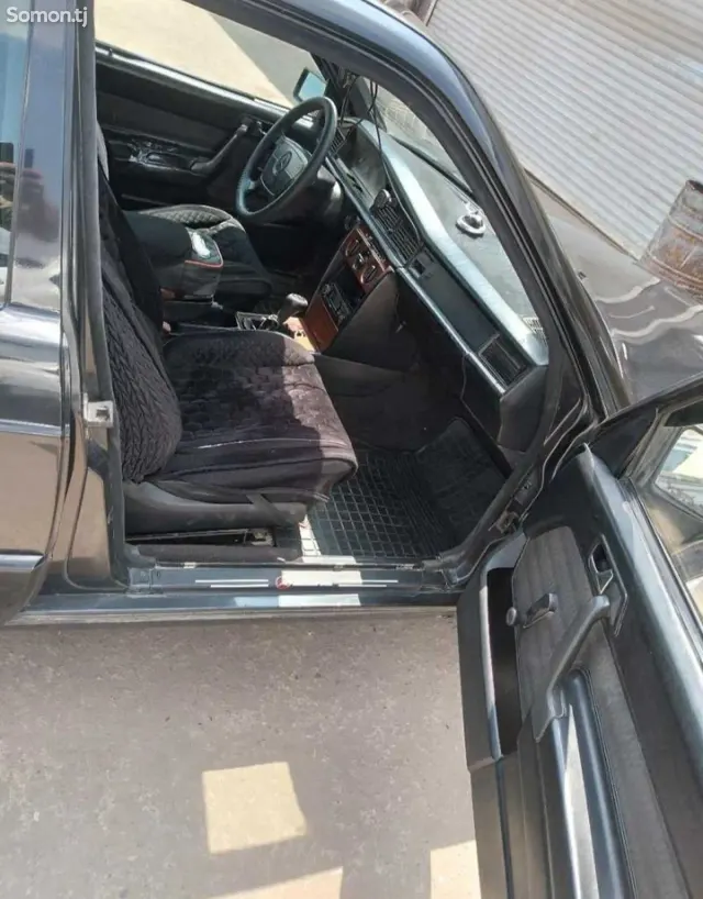 Mercedes-Benz W201 1991 · 1.8 MT