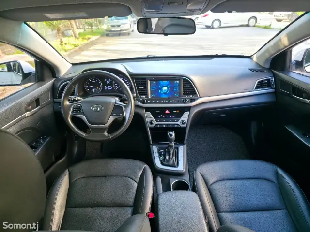Hyundai Avante 2015 · 1.6 AT