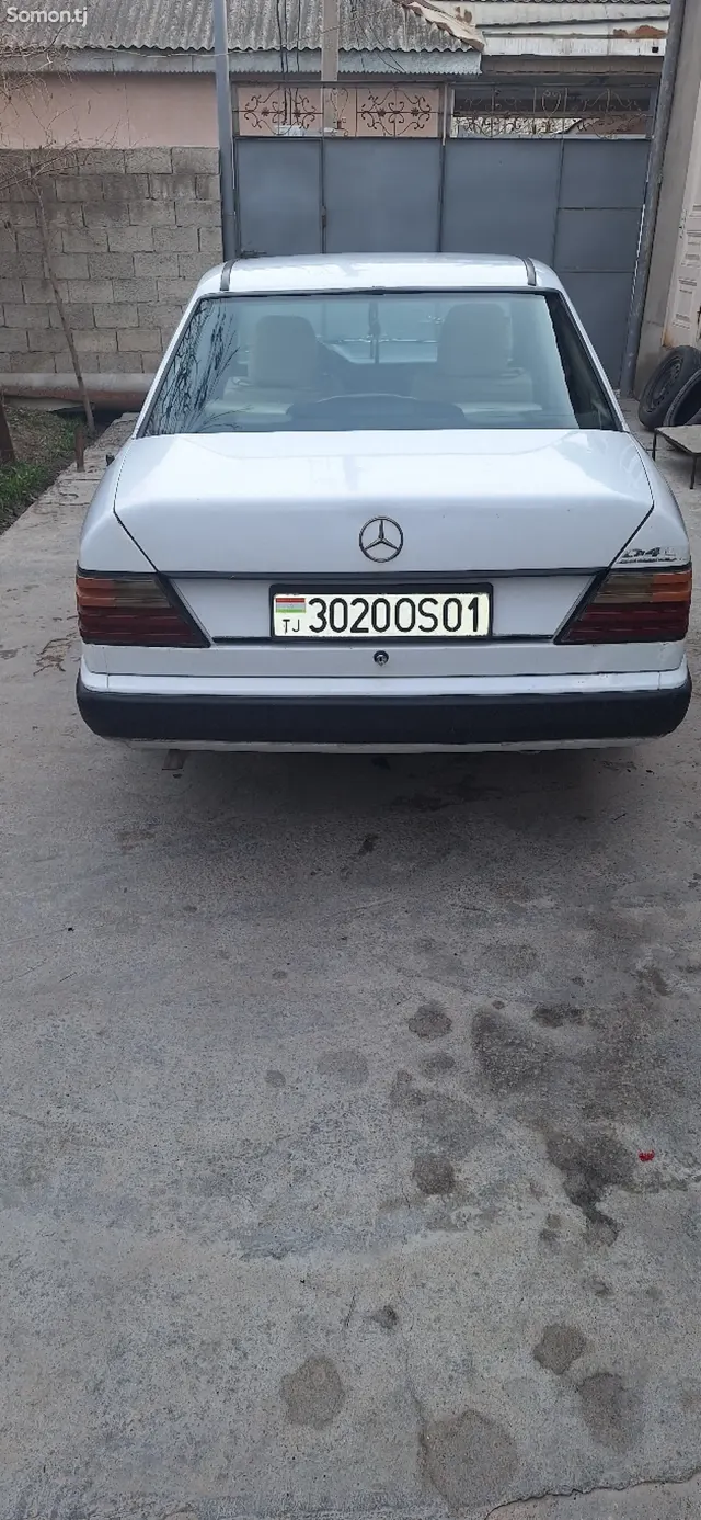 Mercedes-Benz W124 1989 · 2.5 MT