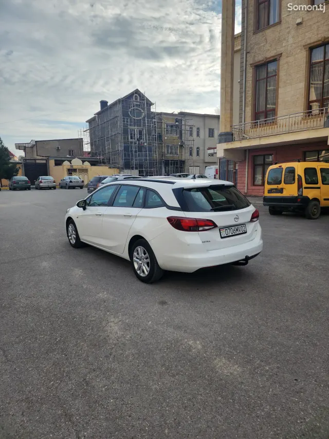 Opel Astra K 2019 · 1.6 MT