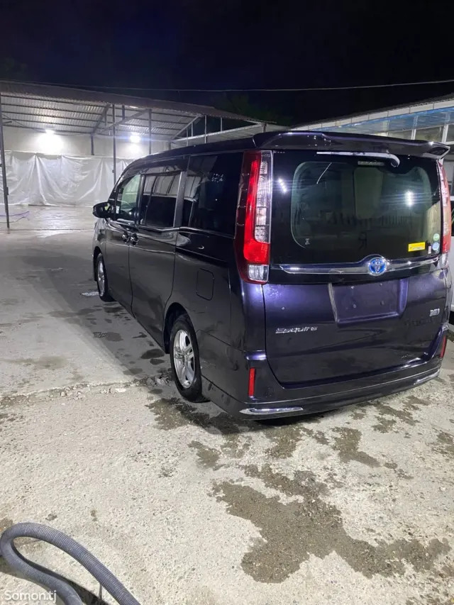 Toyota Voxy 2015 · 1.8 AT