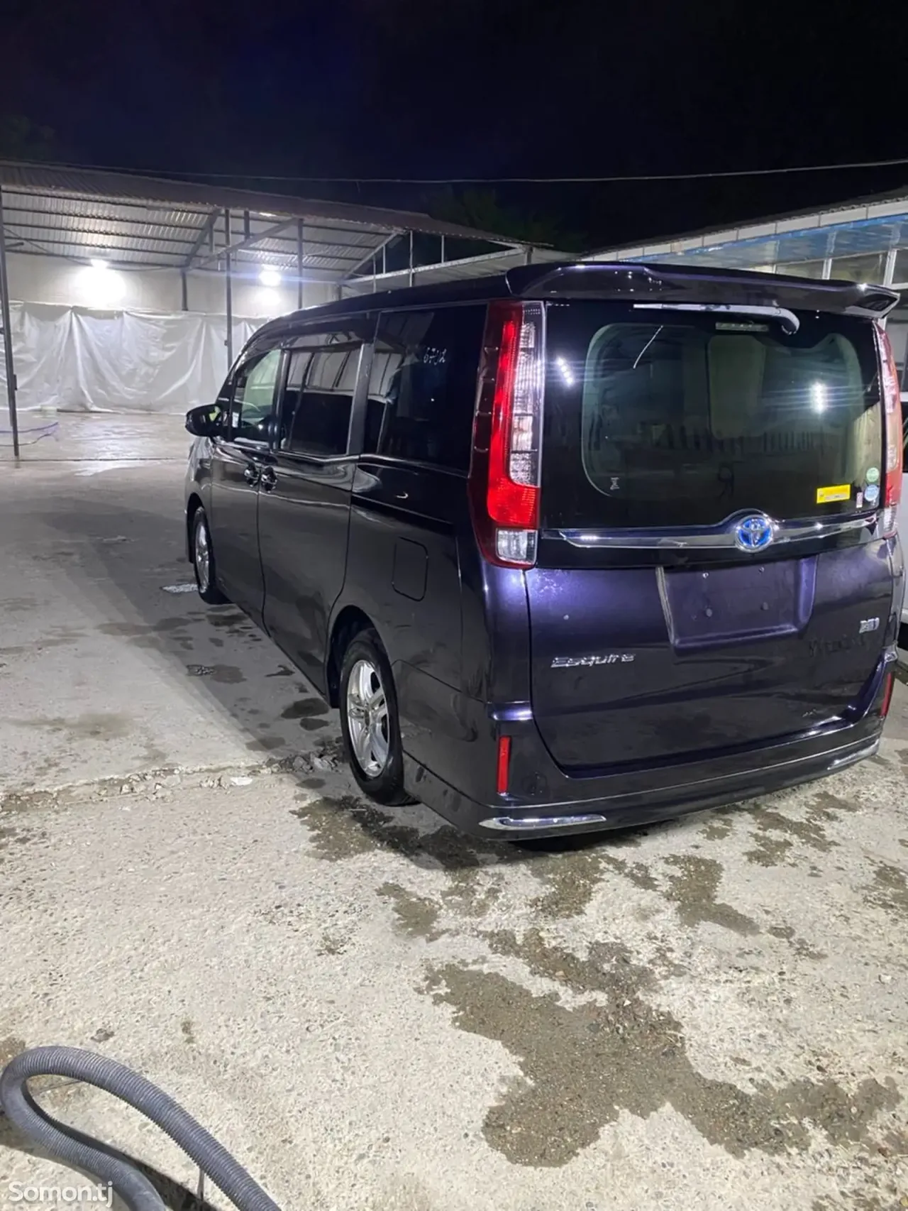 Toyota Voxy 2015 · 1.8 AT