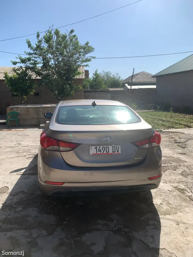 Hyundai Elantra 2015 · 1.8 AT