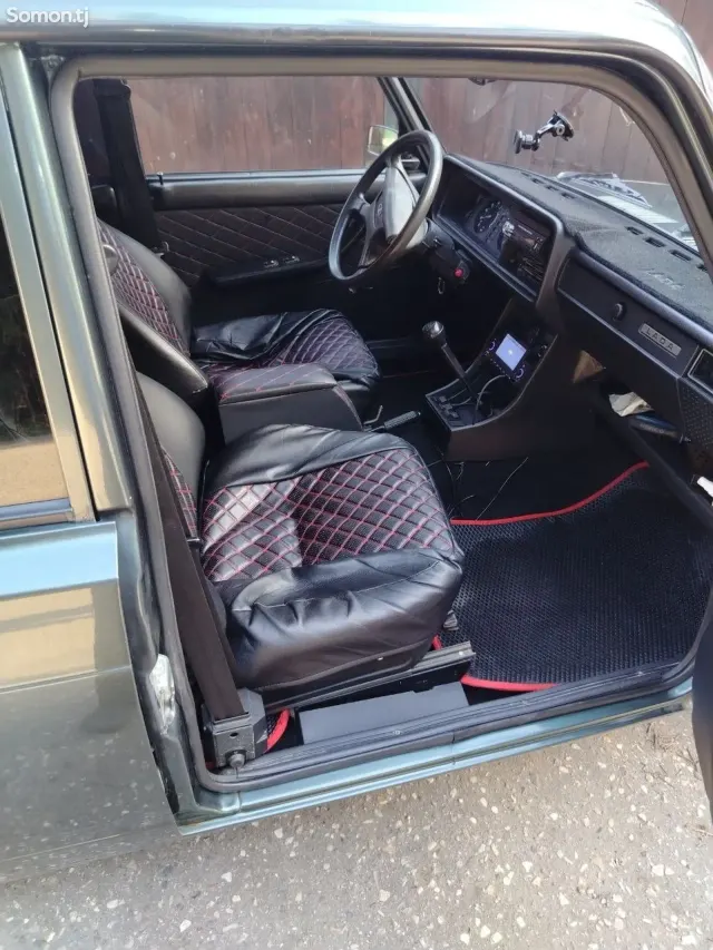 Lada (ВАЗ) 2107 2010 · 1.6 MT