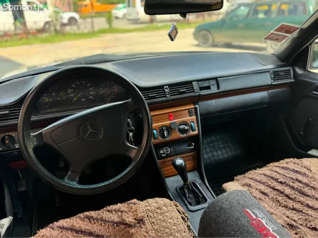 Mercedes-Benz W124 1992 · 2.0 MT