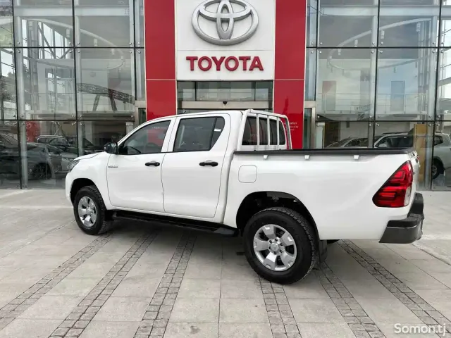 Toyota Hilux 2025 · 2.4 MT