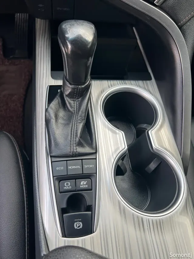 Toyota Camry 2019 · 2.5 AT