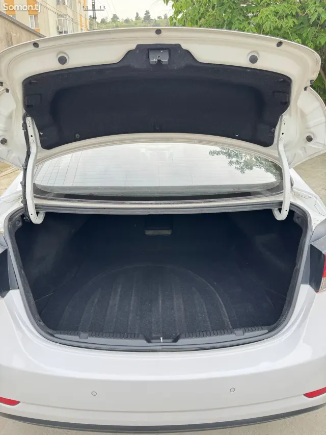 Hyundai Avante 2015 · 1.6 AT