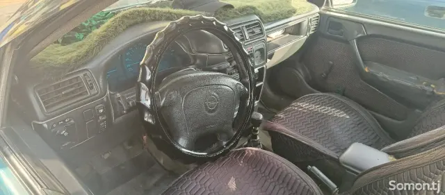 Opel Vectra A 1993 · 1.6 MT