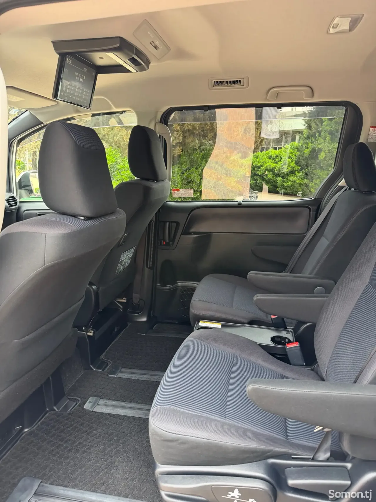 Toyota Voxy 2014 · 2.0 AT