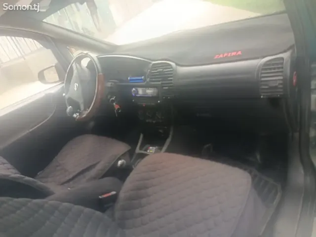 Opel Zafira 2002 · 1.6 MT