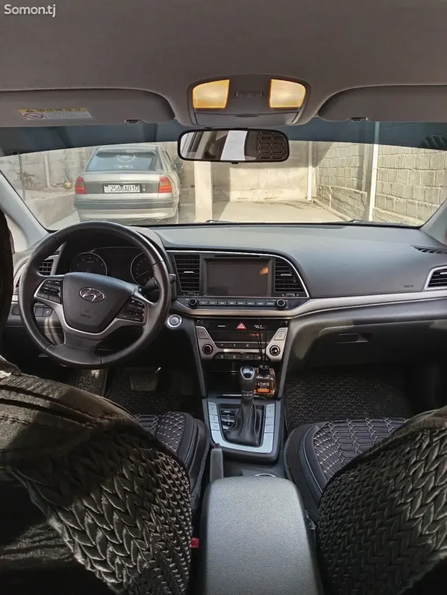 Hyundai Avante 2015 · 1.6 AT