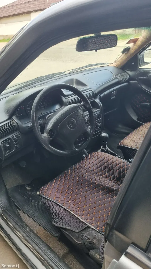 Opel Astra H 1995 · 1.6 MT