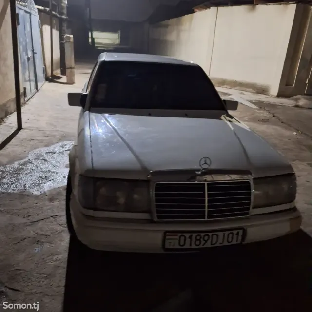Mercedes-Benz W124 1990 · 2.0 MT