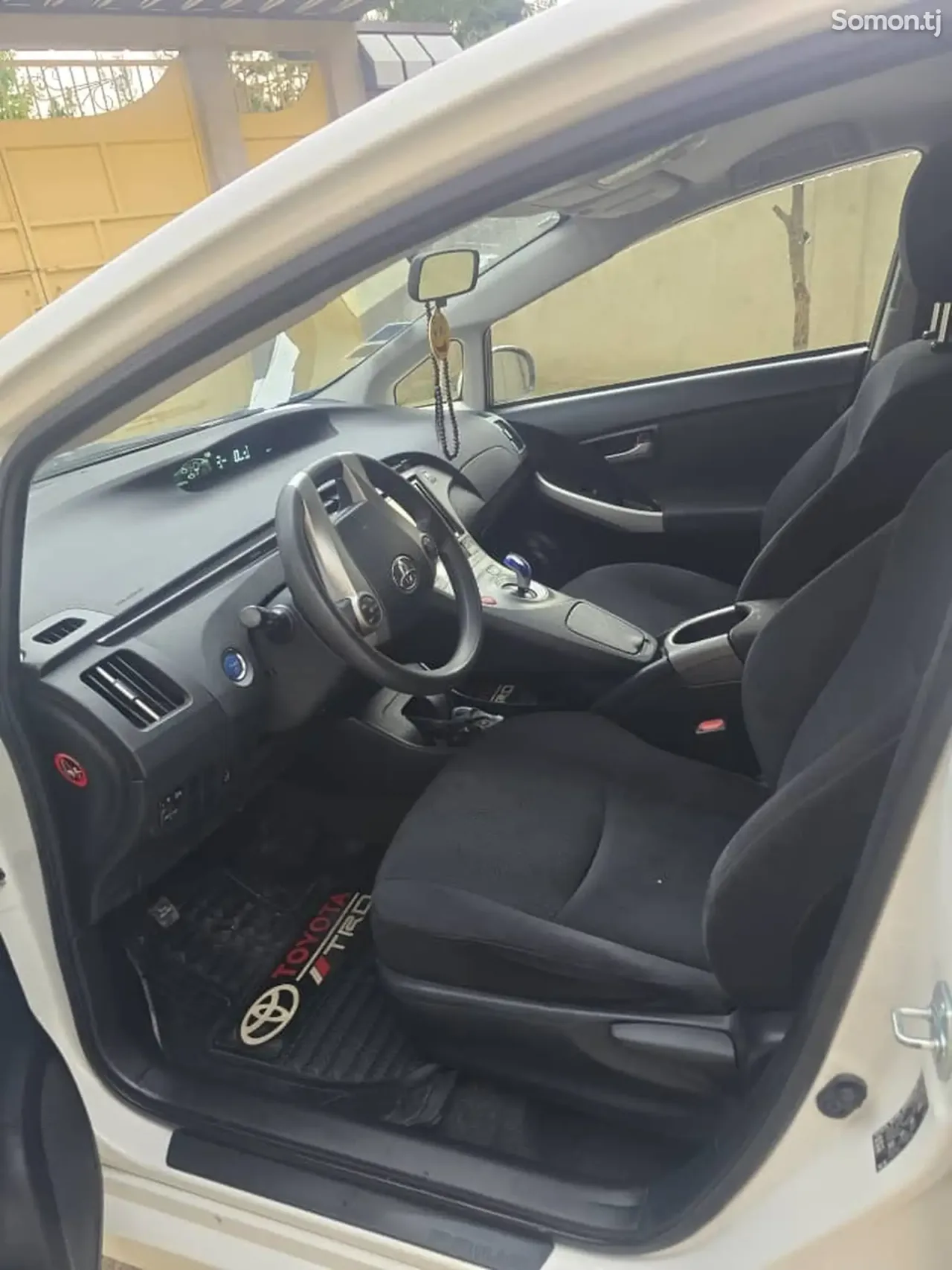 Toyota Prius 2014 · 1.8 AT