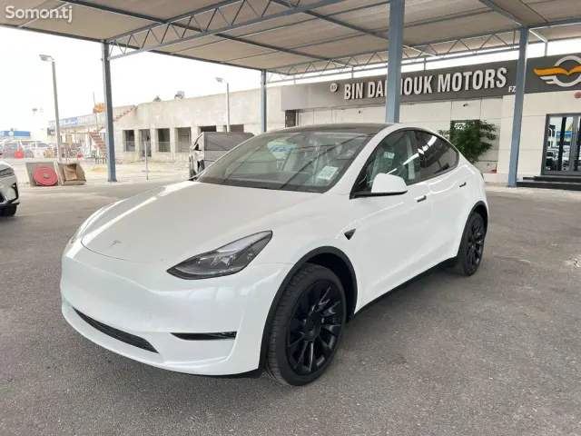 Tesla Model Y 2025 · 5.0 AT