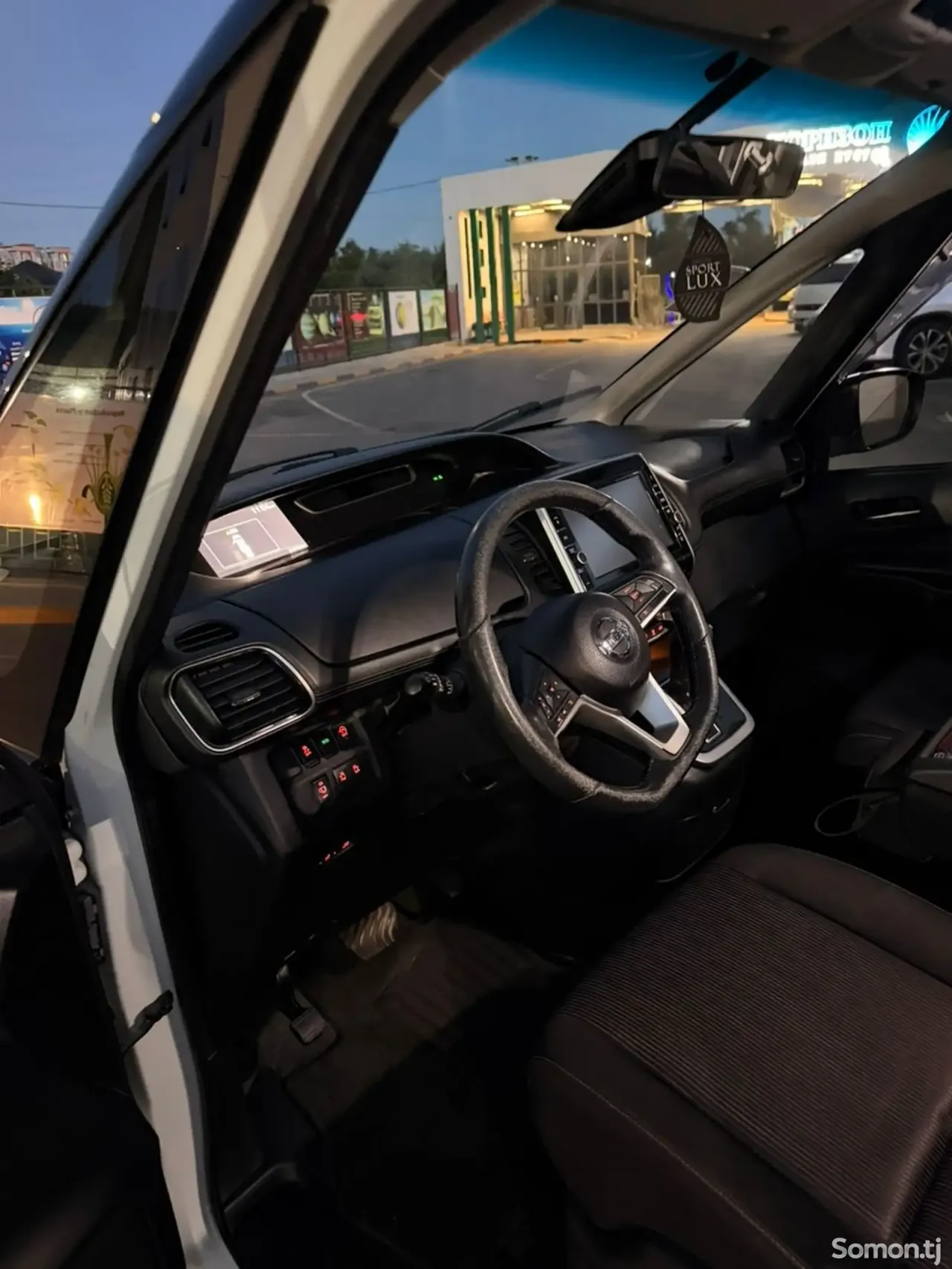 Nissan Serena 2016 · 2.0 AT