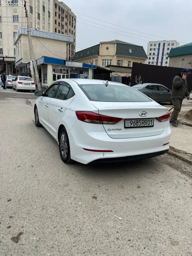 Hyundai Elantra 2017 · 2.0 AT