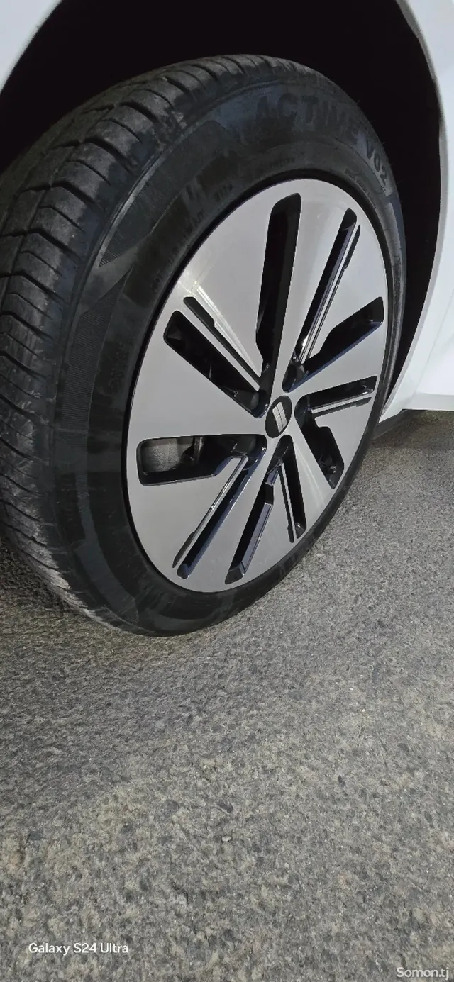 Geely Galaxy E8 2025 · AT