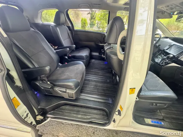 Toyota Estima 2014 · 2.4 AT